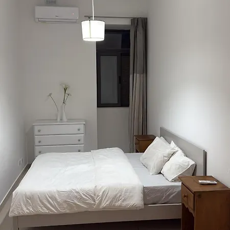 Sunny Escape Seaside Quarto em Acomodações Particulares Sliema